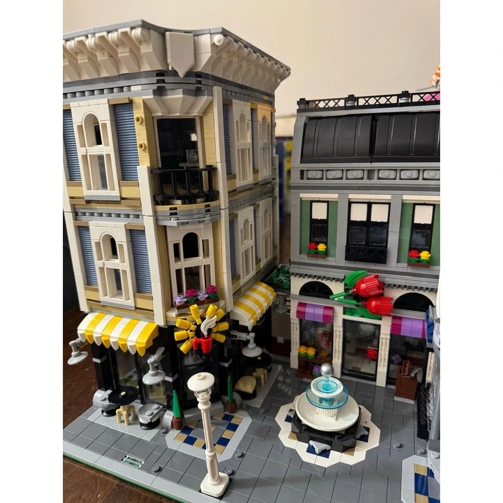 LEGO 10255 Assembly Square 10th Anniversary 99% Complete w/Box No Manual Retired